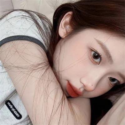 给小酒馆女子喝高杯酒